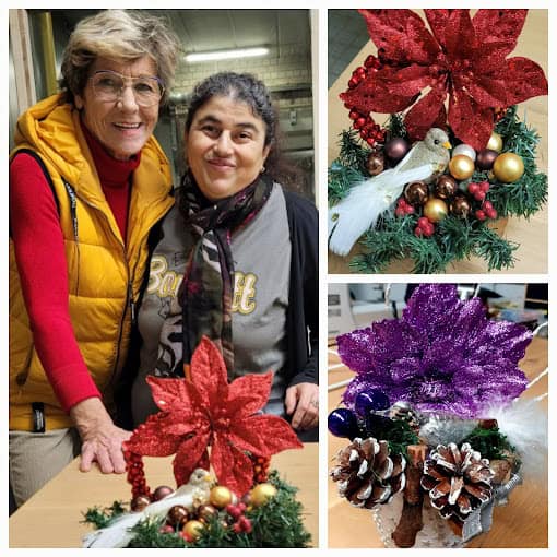 Jouw dagbesteding, jouw nieuwe plek. Twee vrouwen staan lachend naast elkaar. Naast hen staan drie feestelijke decoraties met rode en paarse bloemen, dennenappels en kerstversieringen op groen.