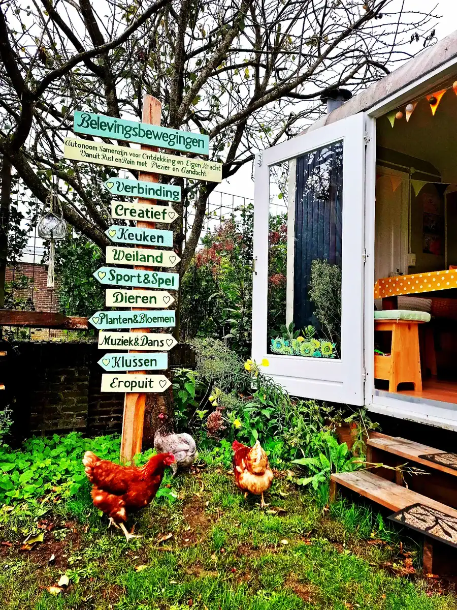 Jouw dagbesteding, jouw nieuwe plek. | LWDagbeleving | Dagbesteding biedt rust, natuur en structuur voor deelnemers, zoals te zien in deze tuinsetting.