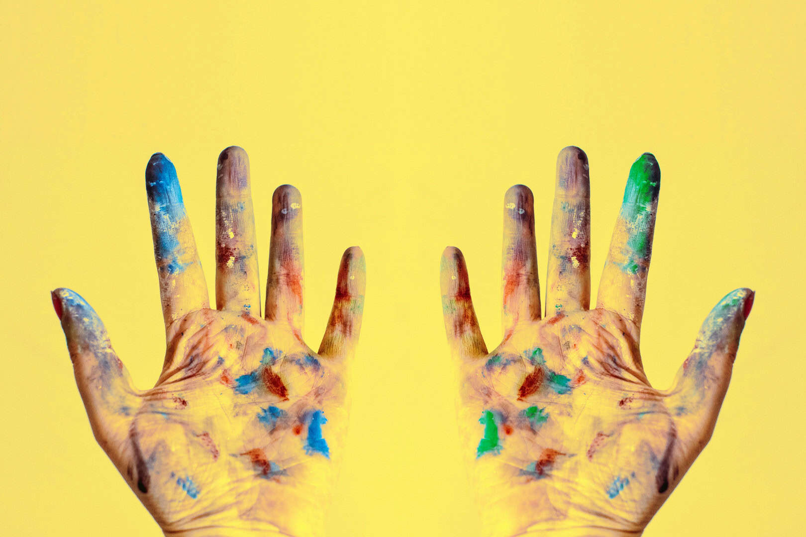 Jouw dagbesteding, jouw nieuwe plek. | Kleurrijke handen in de lucht Dagbesteding biedt creativiteit en kleur aan het dagelijks leven voor iedereen.