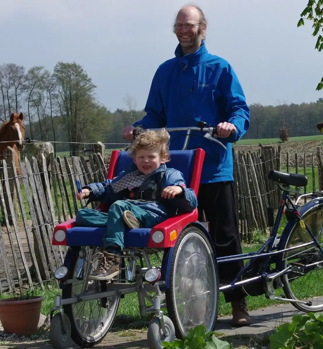 Jouw dagbesteding, jouw nieuwe plek. | De Junahoeve | Samen fietsen op de zorgboerderij zorgt voor een zinvolle dagbesteding en mooie momenten.